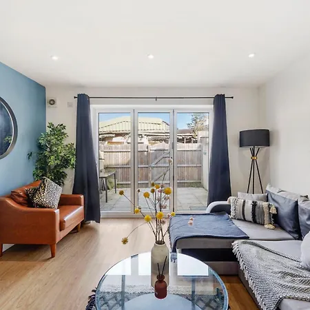 Modern Abode - Parking And Garden